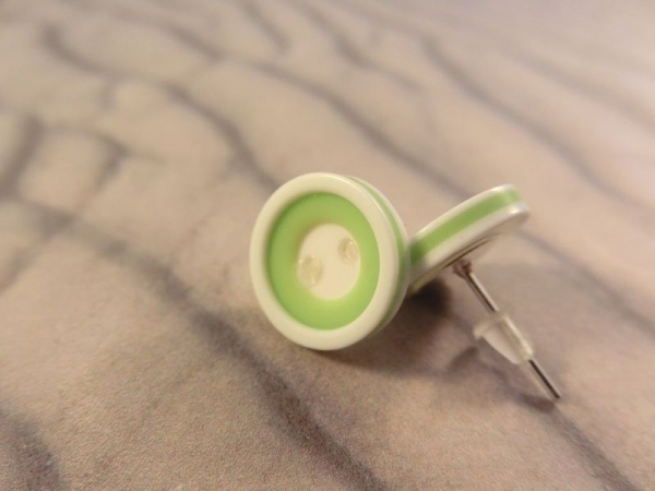Knopf Ohrstecker Button grün weiß Rand